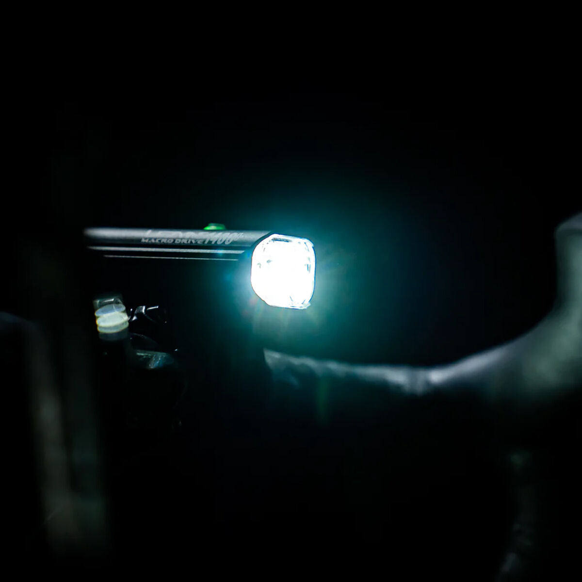 Lezyne Macro Drive 1400 front light + Loaded Satin Black